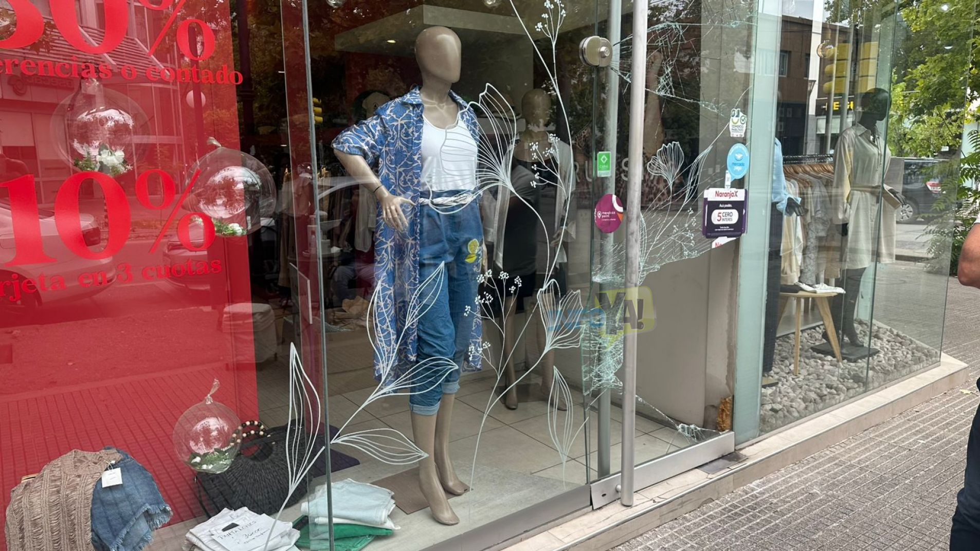 Con total impunidad rompieron los blindex para robar en dos comercios céntricos