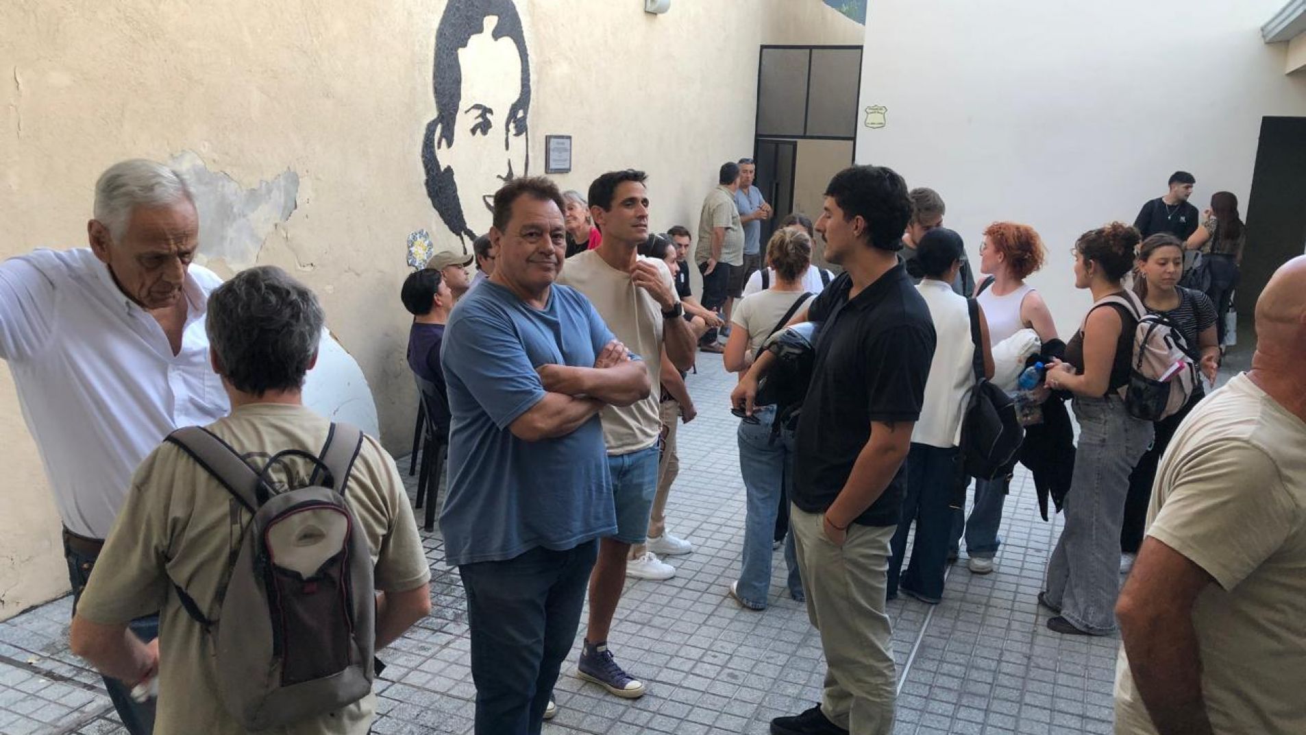 Fotos: se empiezan a juntar militantes en el búnker del PJ