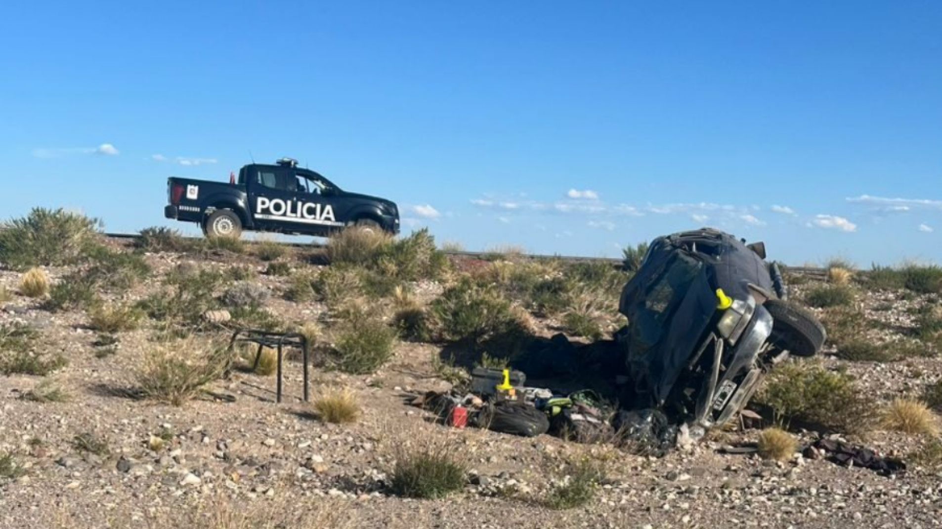 La camioneta salió de la ruta y dio varios tumbos.