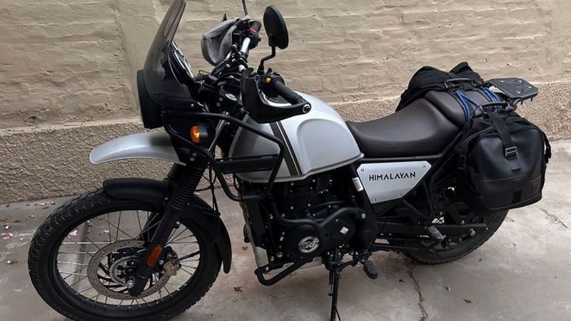 Robaron una moto en el frente de una casa y apareció en un descampado