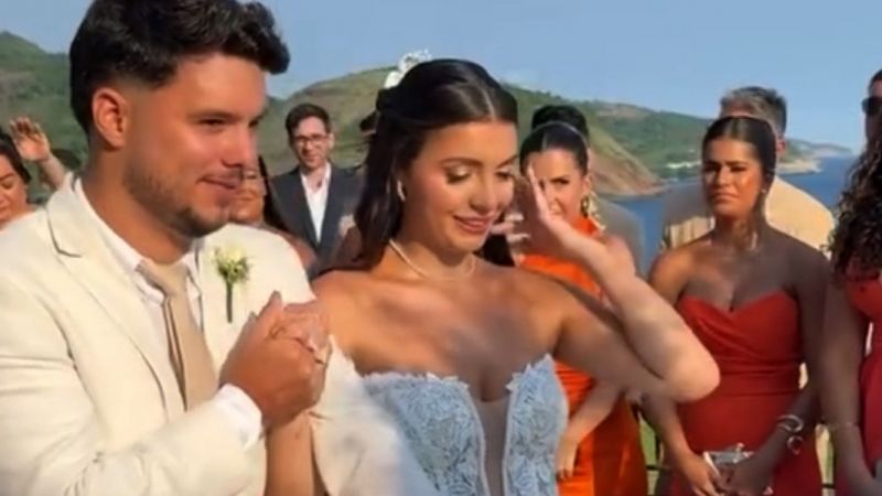 Confundió la bendición del cura con "choque esos 5" y se volvió viral (Video)