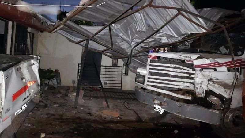 Estaban durmiendo y se les metió un camión a la casa