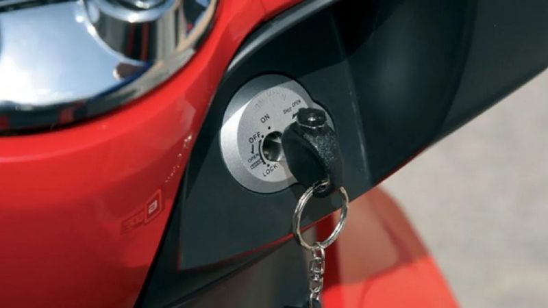 Salió de su casa y vio cómo un ladrón escapó con su moto