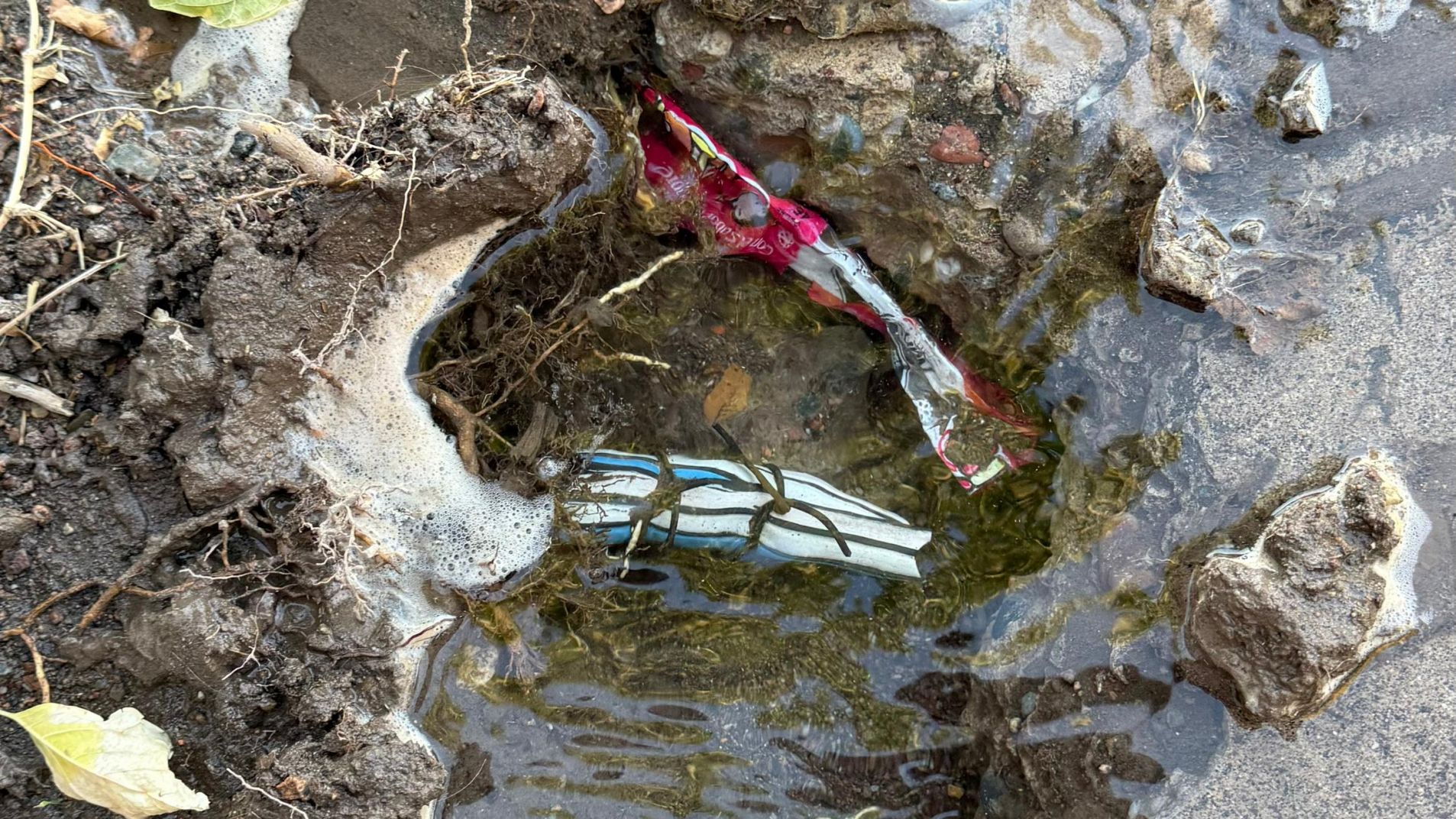 El caño fue "arreglado" hace 15 días con una manguera y alambre.