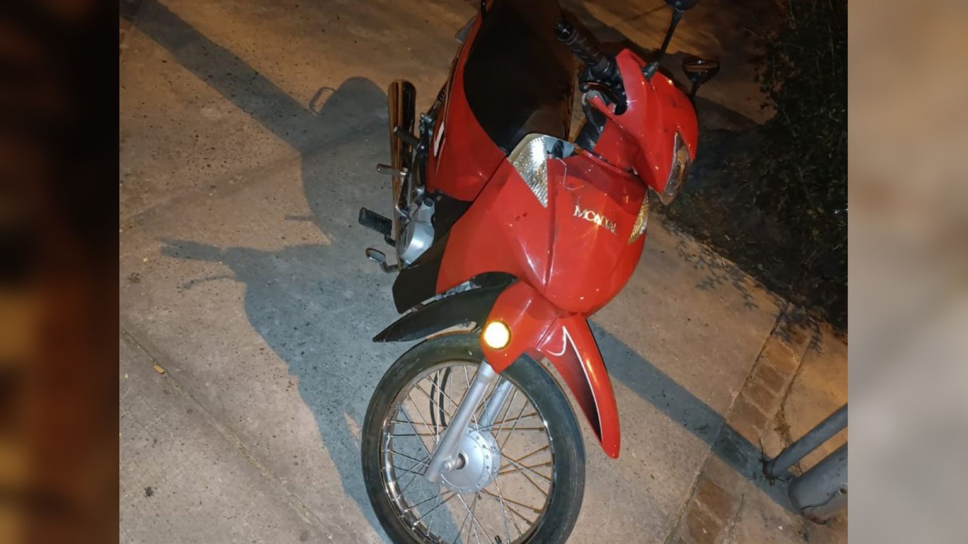 Forzaron la traba de la moto para robársela.
