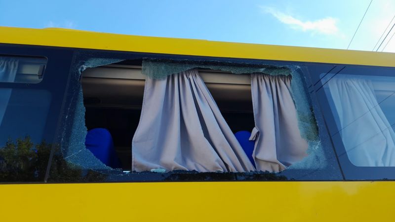 Apedrearon otro colectivo y le reventaron una ventanilla