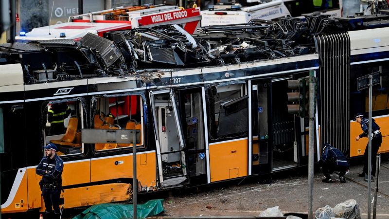 Video: descarriló el tranvía en Milán y mató a dos personas
