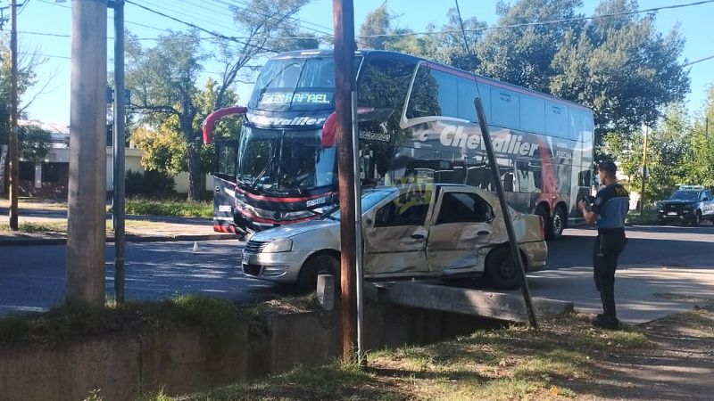 Colectivo de Chevallier chocó a un automóvil en Olascoaga y Tirasso