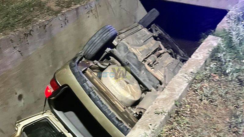 Un auto cayó a un canal y la conductora fue rescatada por los bomberos