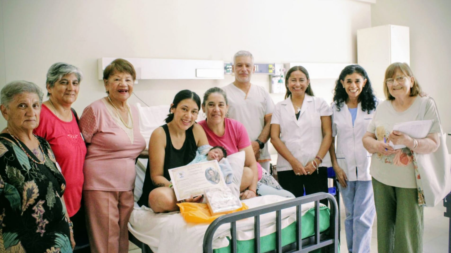 Cada bebé recibió un ajuar y un certificado de reconocimiento.