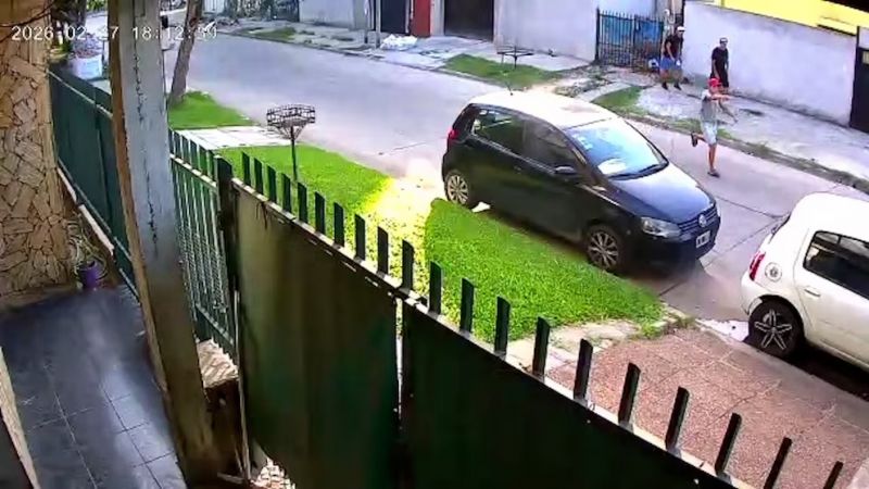 Le dispararon a un policía de civil que ya había entregado su auto (Video)