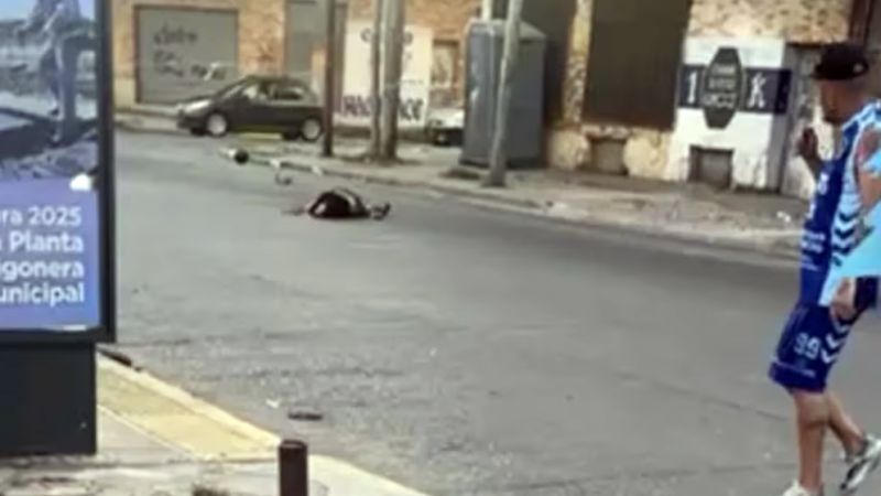Un motociclista murió decapitado por una soga colgada por vecinos (Video)