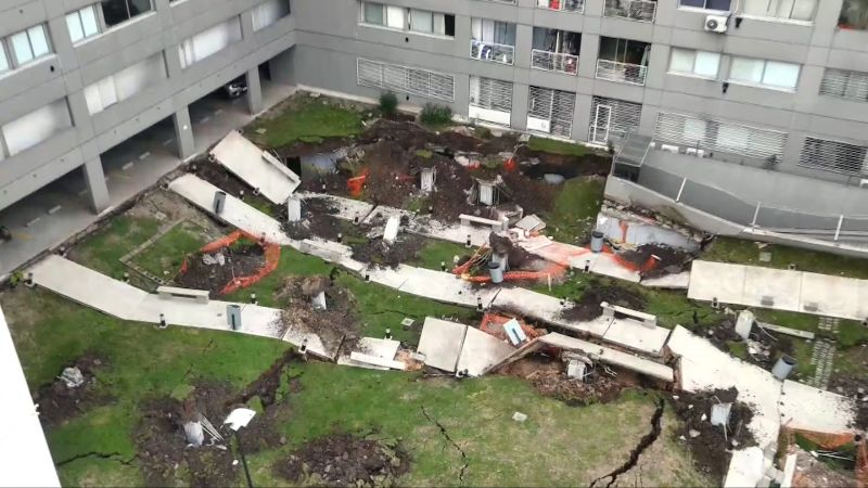 Se derrumbó el estacionamiento y hay 300 vecinos afectados (Videos)