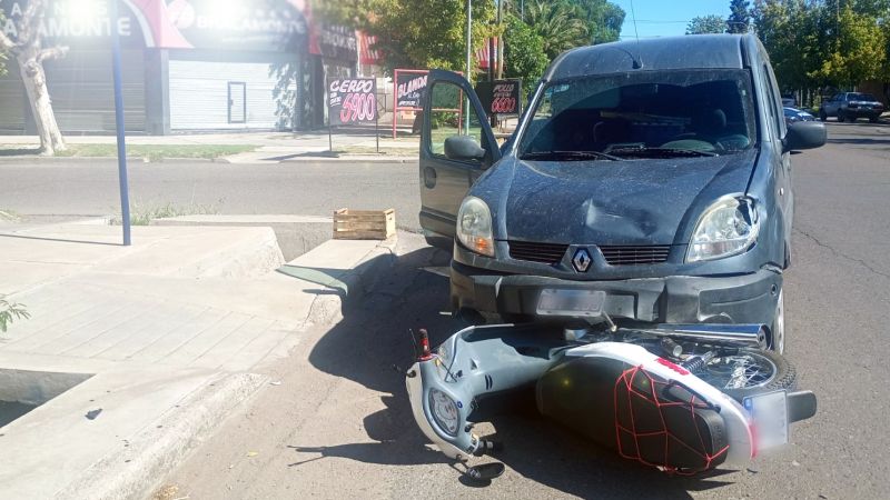 Dos jóvenes lesionados en un choque entre una moto y un utilitario