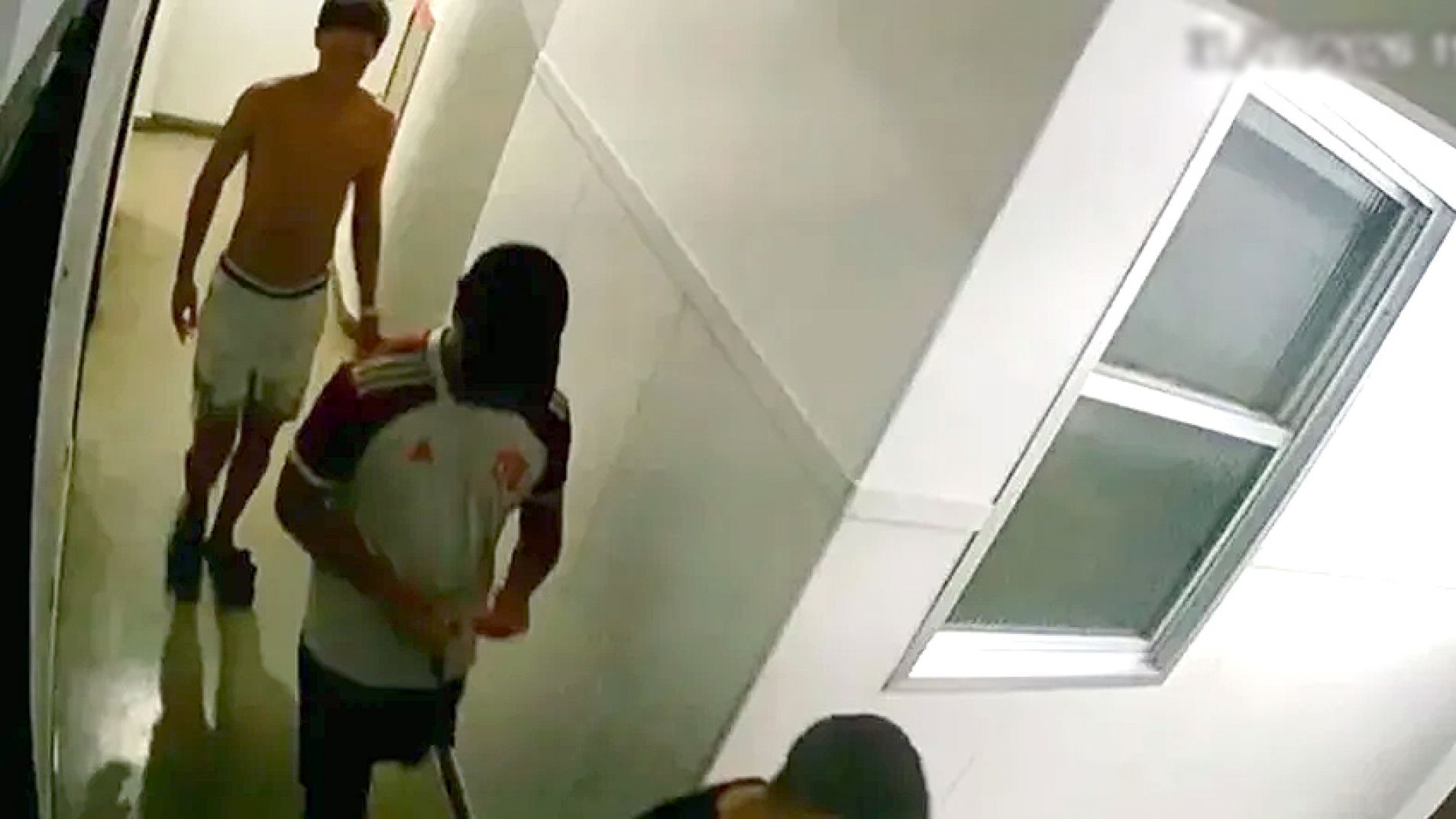 Invitó a su exnovia a la casa de un amigo y la violaron entre cinco personas