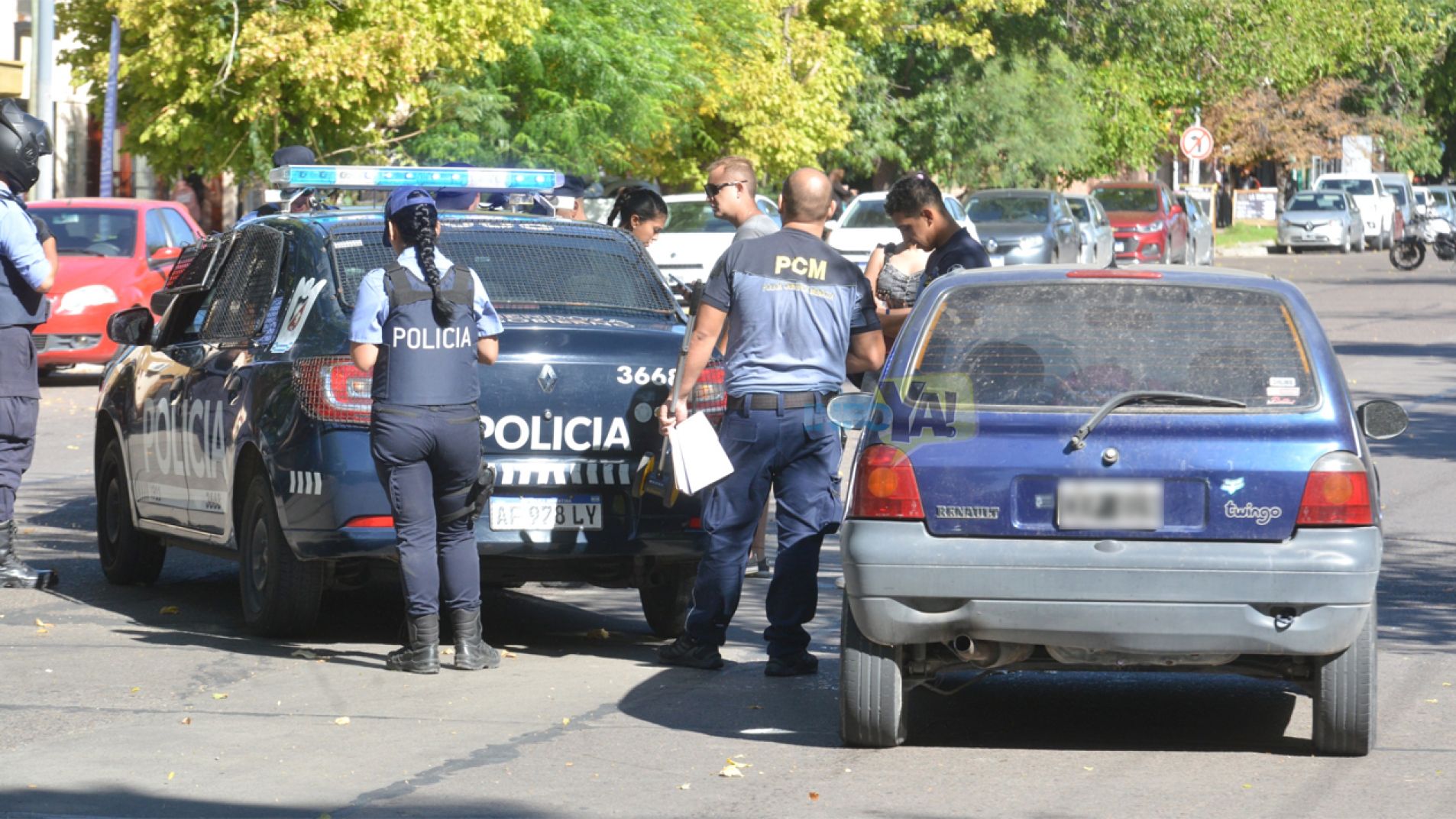 Venía mirando un accidente y chocó a un móvil policial