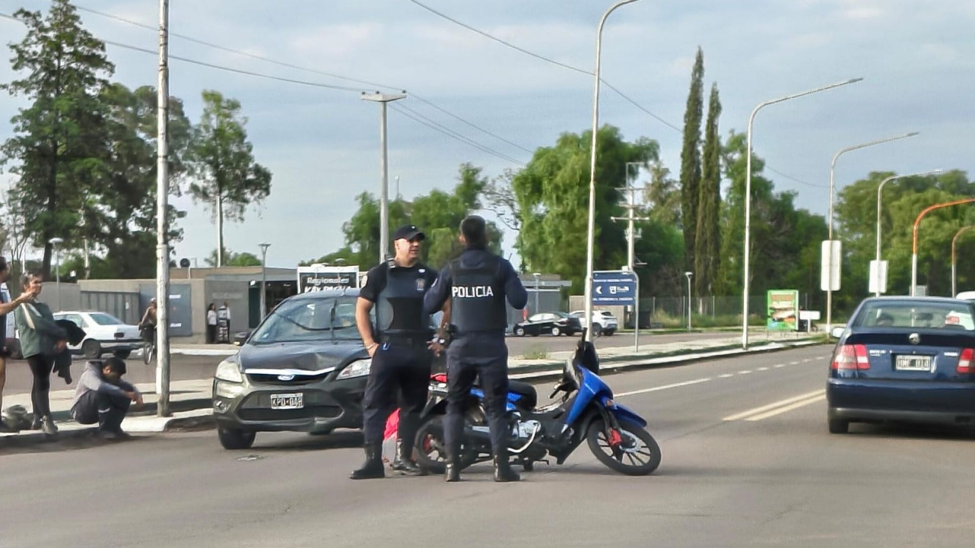 Choque entre un auto y una moto en la Isla del Río Diamante