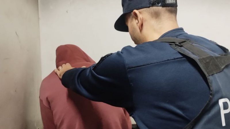 Detuvieron a un hombre por causar daños en un comercio céntrico