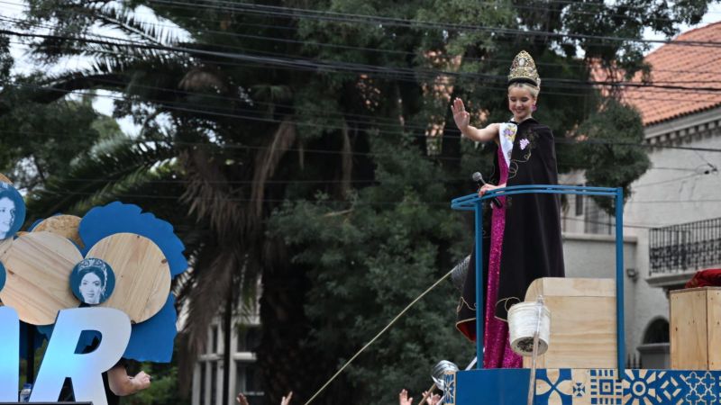 Mariana saluda al público en el Carrusel vendimial