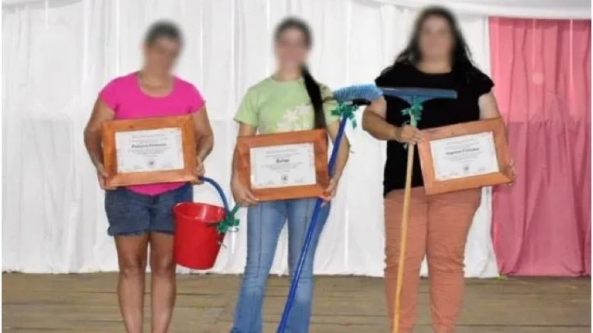 Misiones: Un municipio coronó a la reina y princesas con escobas y baldes