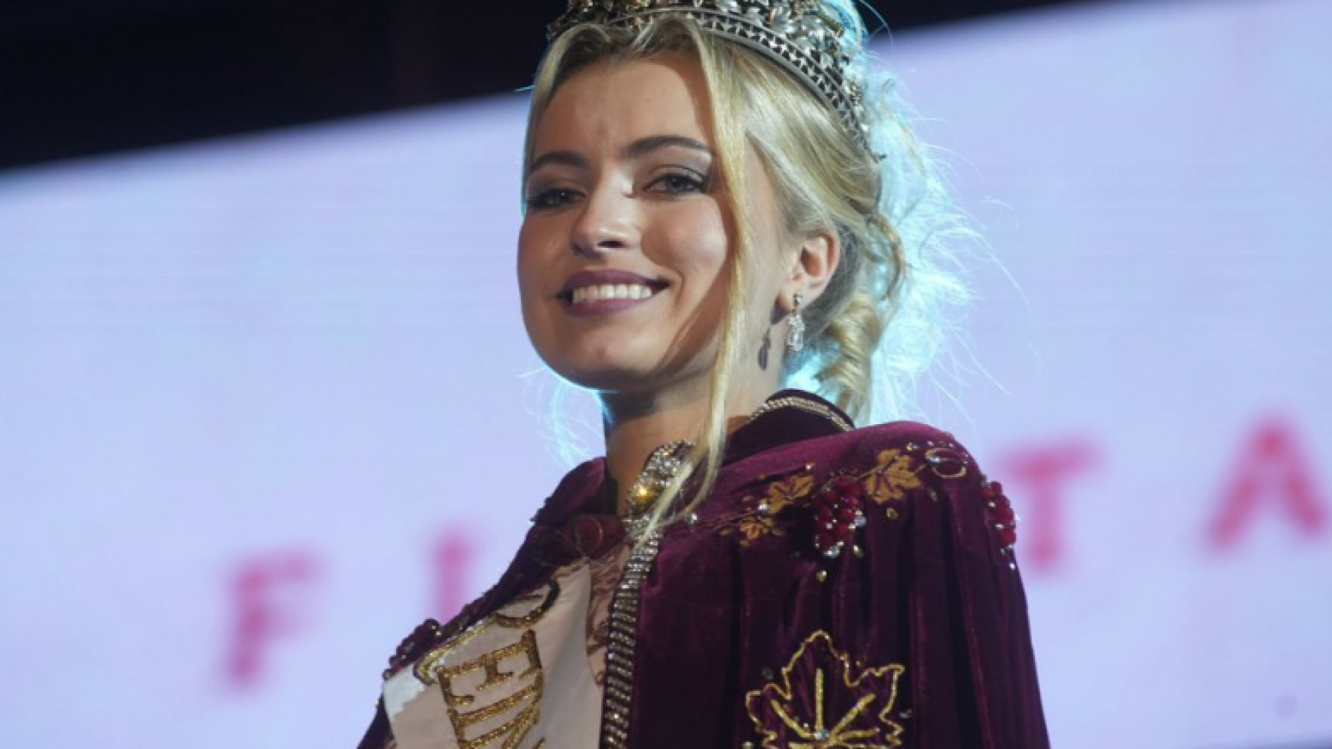 Una gran recepción y con caravana le espera a la reina Azul Antolinez