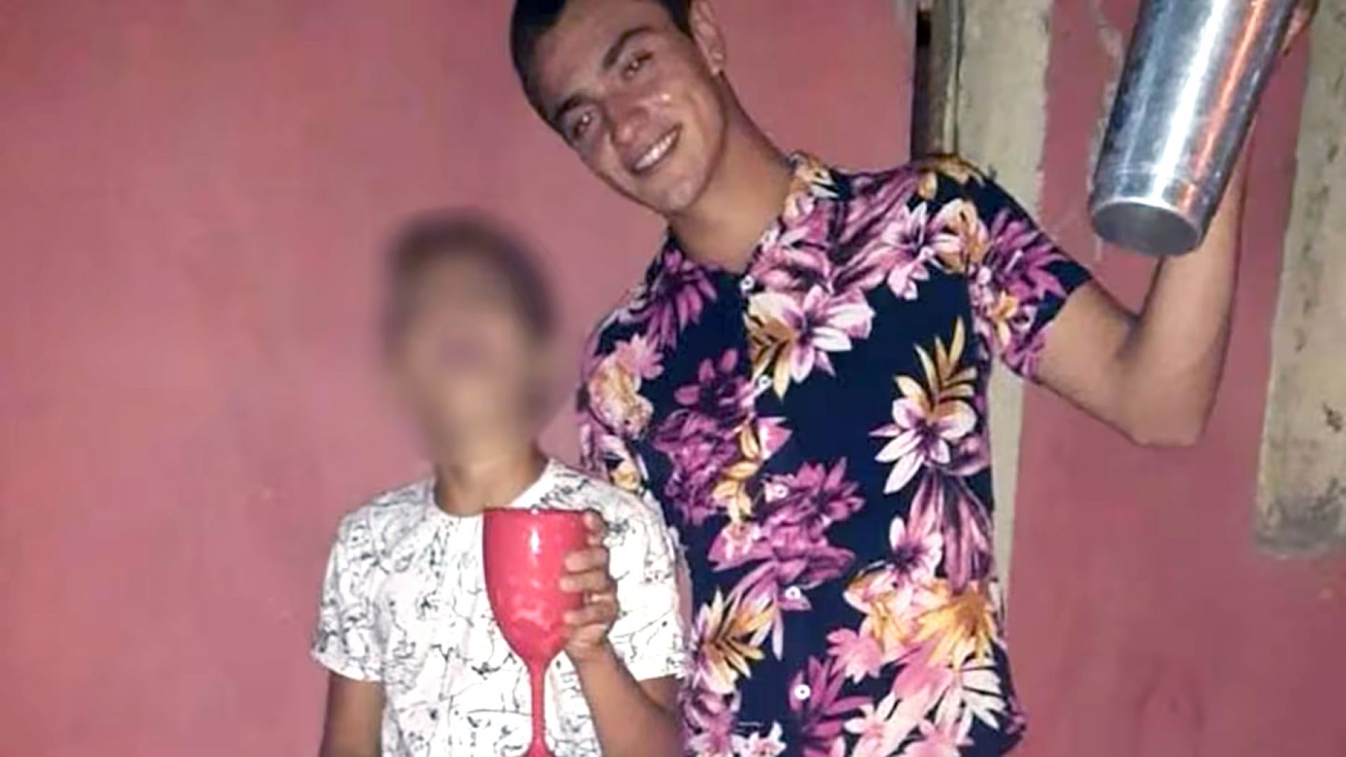 Se interpuso para que no asesinaran a su hermano y murió de un tiro