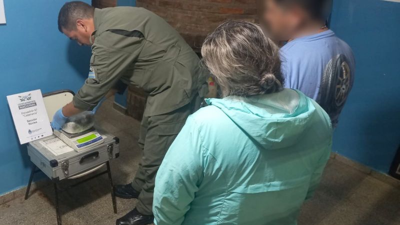 Secuestraron 4 kilos de marihuana que iban ocultos en el baño de un micro