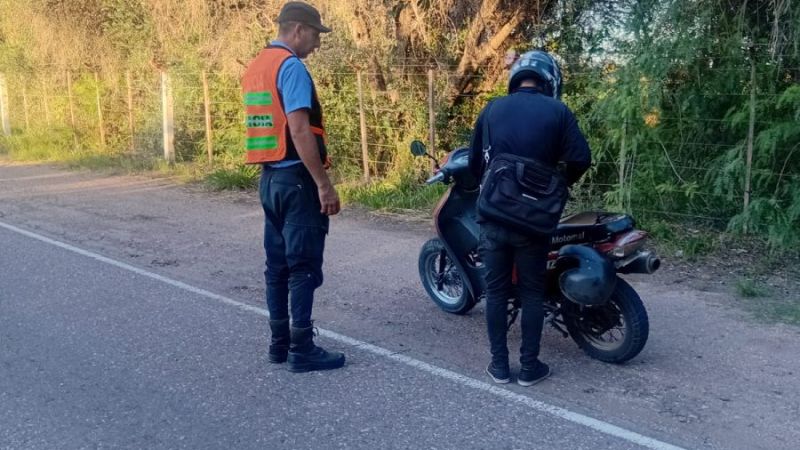 Tres detenidos y una moto retenida en un operativo policial en Rama Caída