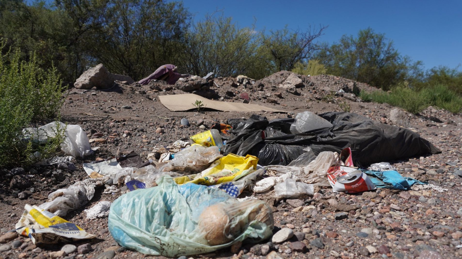 Continúan arrojando basura en espacios no habilitados
