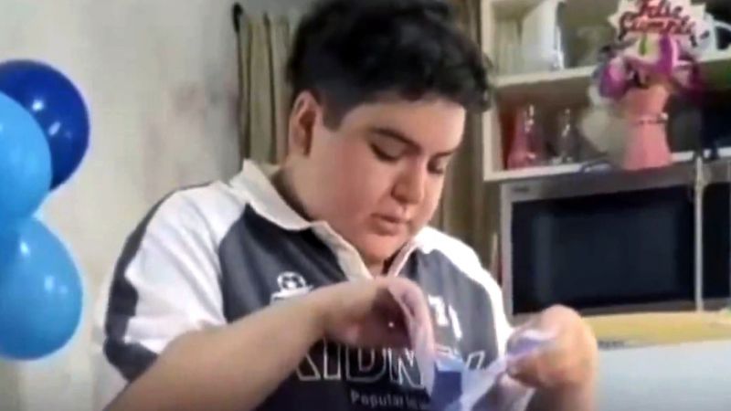 Iba a celebrar su nueva identidad, pero algo pasó con su DNI (Video)