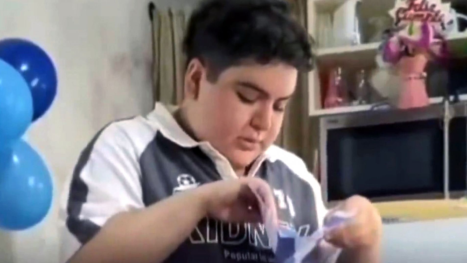 Iba a celebrar su nueva identidad, pero algo pasó con su DNI (Video)