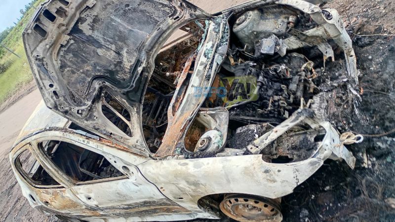 Video: en Las Paredes prendieron fuego un auto que sufrió pérdidas totales