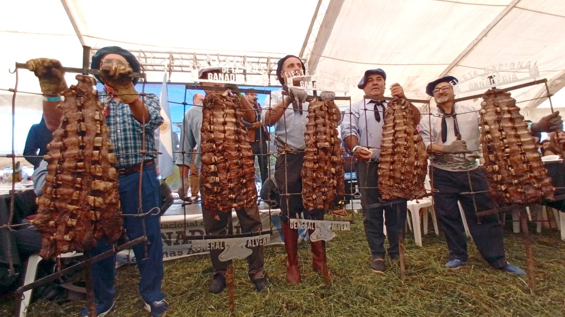 Los costillares al ensartador formarán parte del menú campestre.
