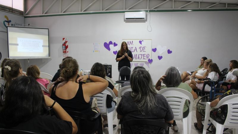 Charla sobre primeros auxilios psicológicos en el barrio San Carlos