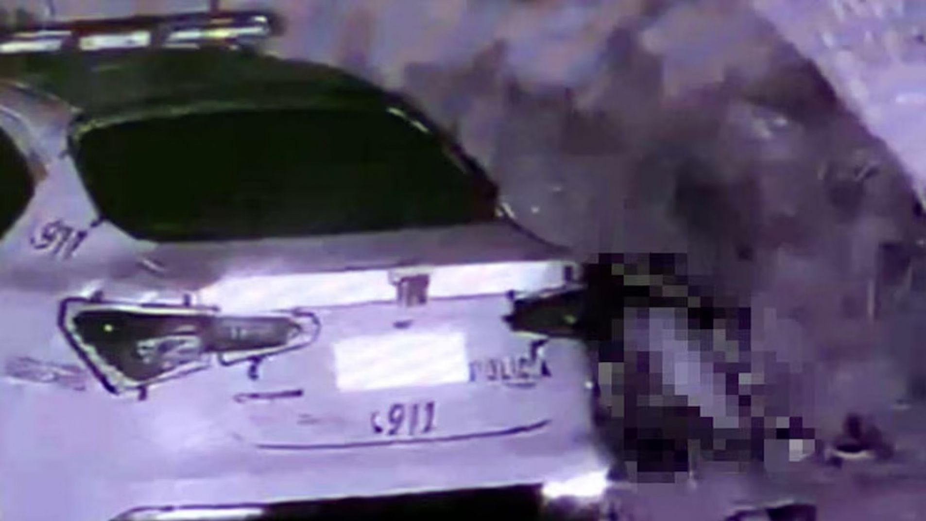 Un policía fue grabado mientras tenía sexo al lado de un patrullero (Video)