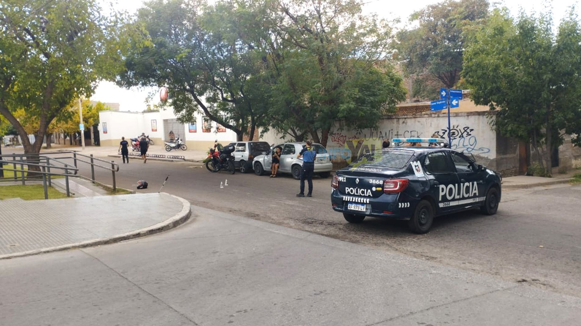 Dos lesionados en un choque entre una moto y una bicicleta