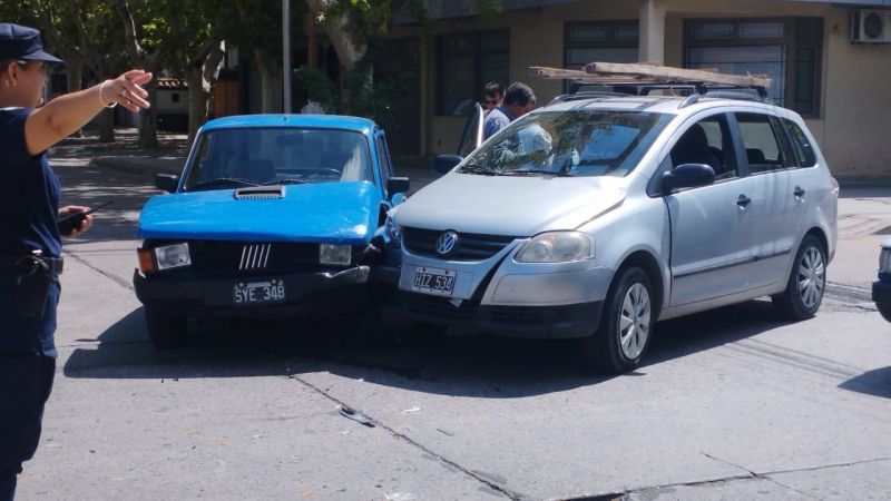 Dos autos chocaron en Comandante Torres y Barcala