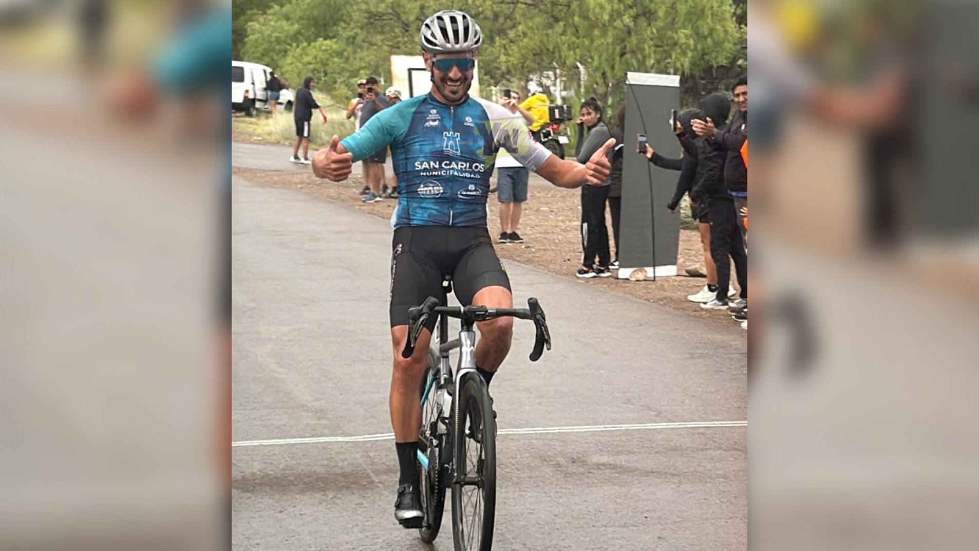 Mario Ovejero se corona sonriendo en el primer lugar de la etapa.