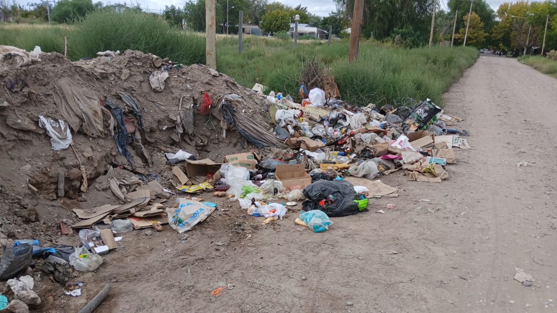 Vecinos advierten que han hecho un basural en Matienzo y Adolfo Calle