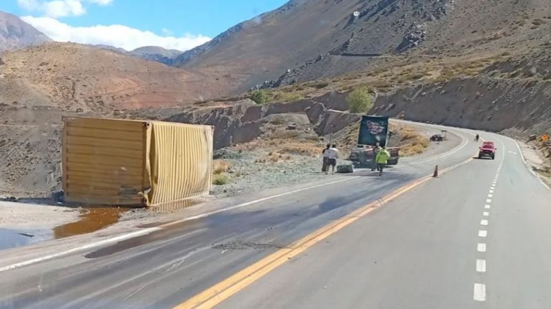Alta montaña: un motorhome volcó y una camioneta desbarrancó en Ruta 7
