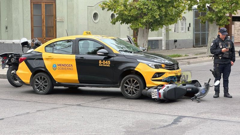 Un motociclista lesionado luego de chocar con un taxi