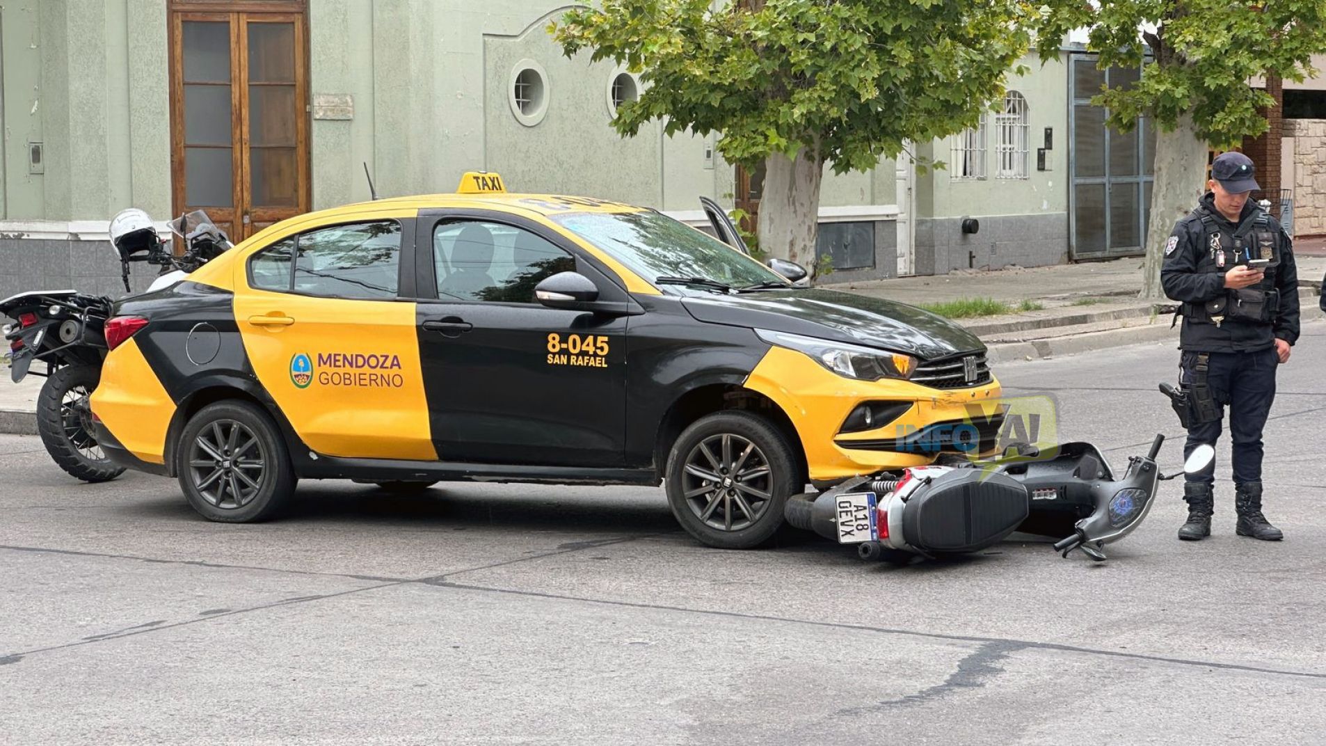 Un motociclista lesionado luego de chocar con un taxi