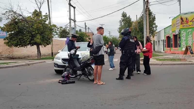 Otro choque entre una moto y un auto en Córdoba y Zapata