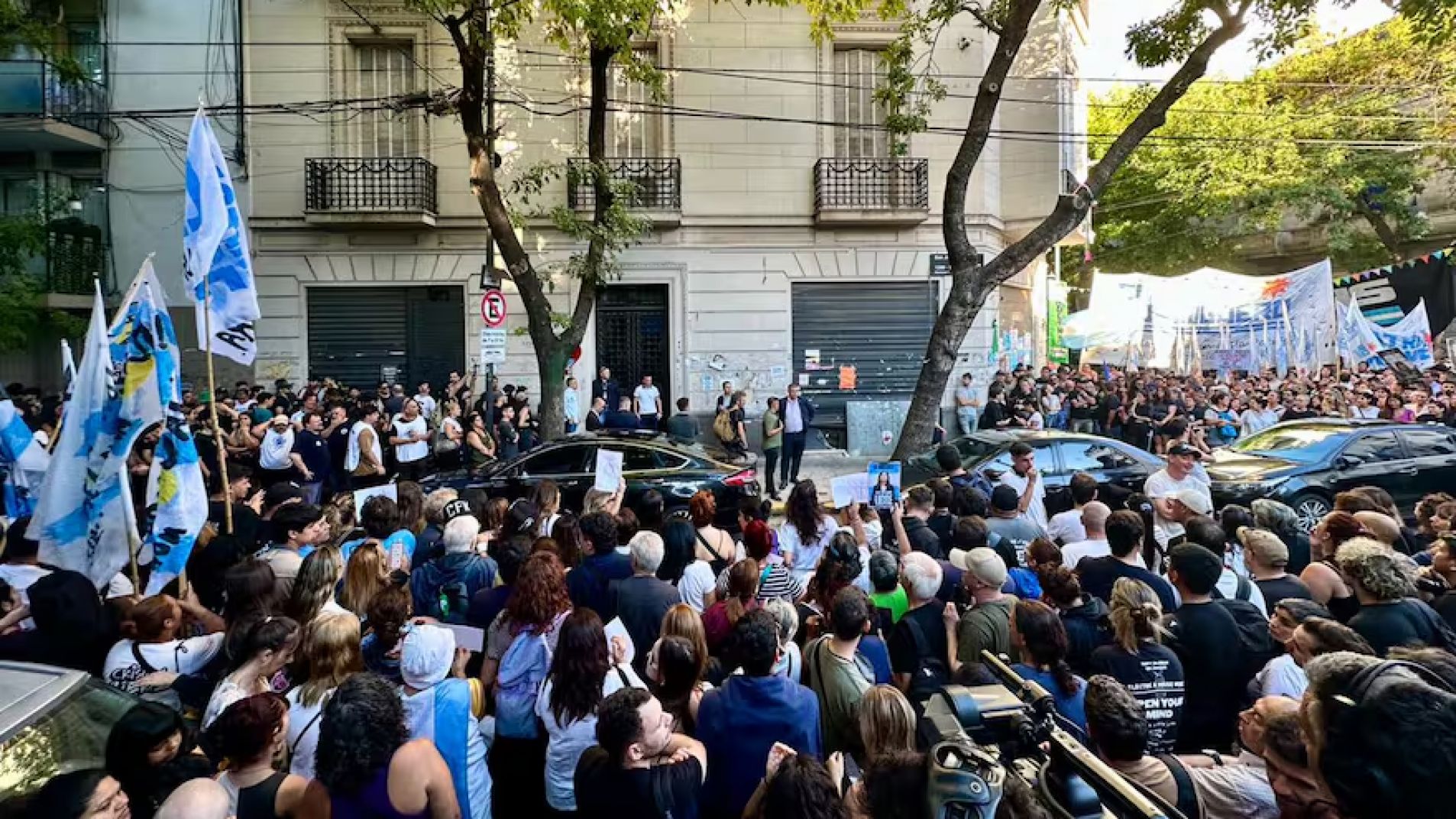 A Comodoro Py: La militancia apostada frente al departamento de Cristina