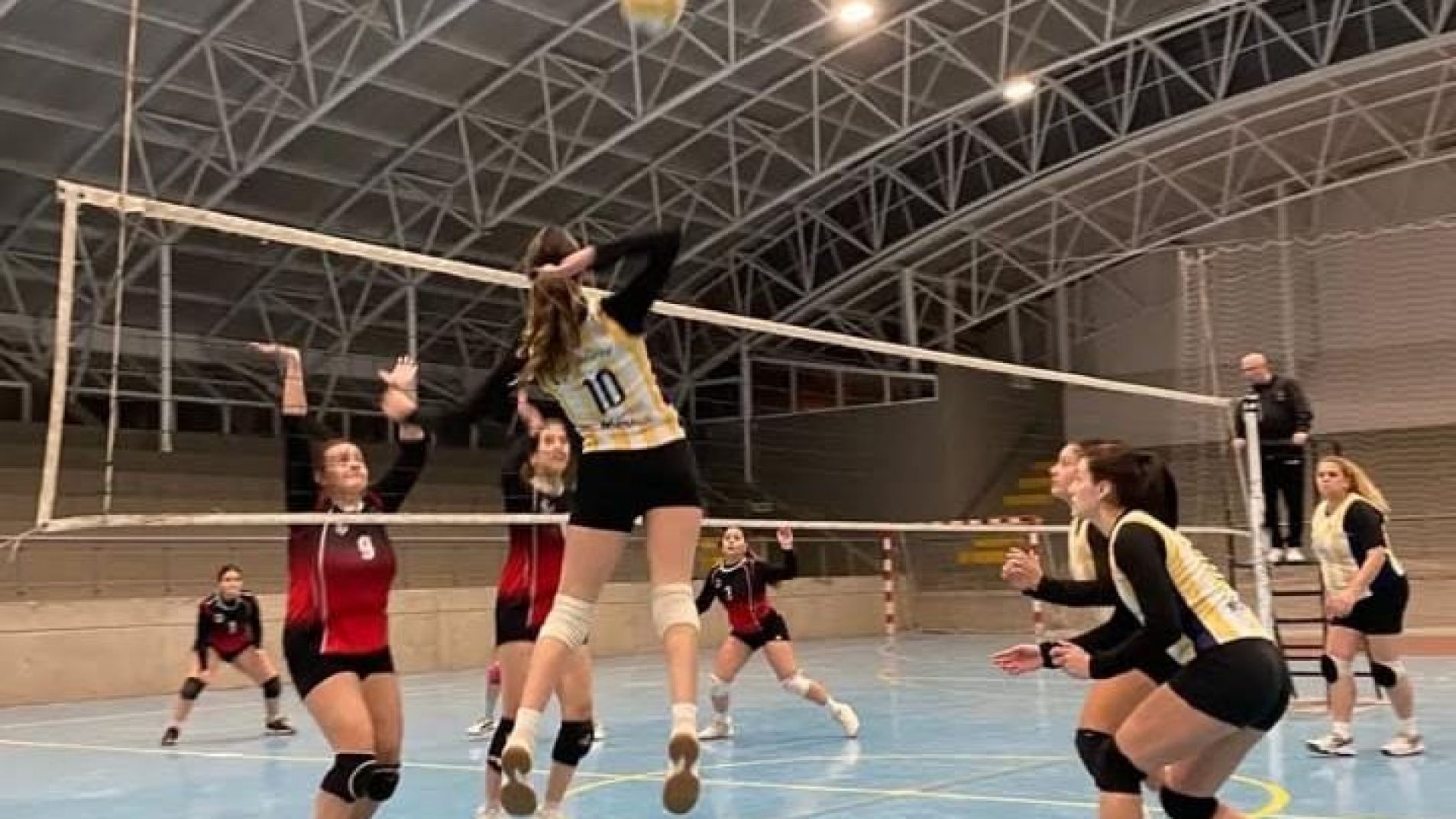 En la rama femenina de vóley hay más equipos en competencia (foto archivo).