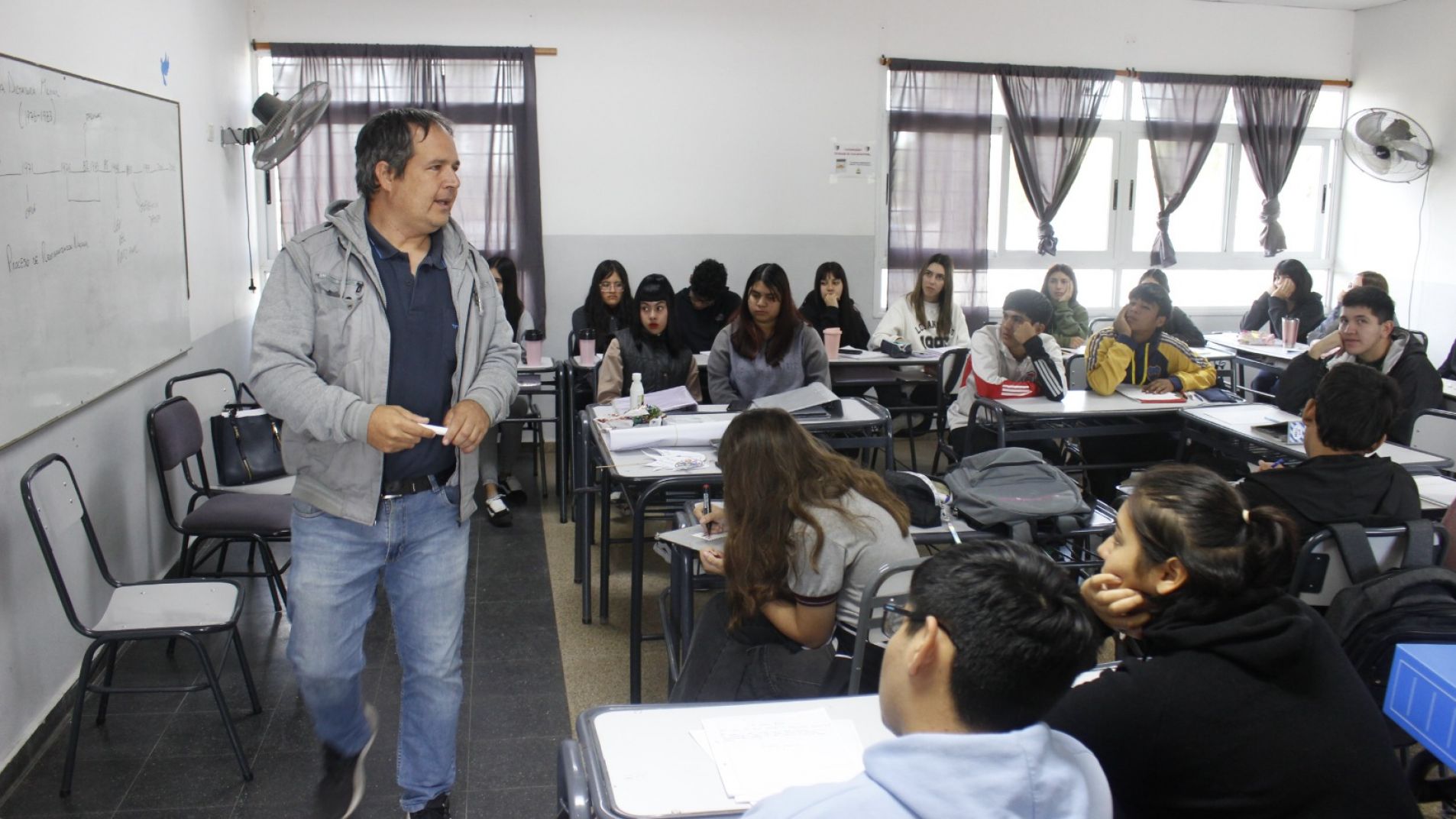 Conversatorio por el Día de la Memoria en la escuela El Ceibo