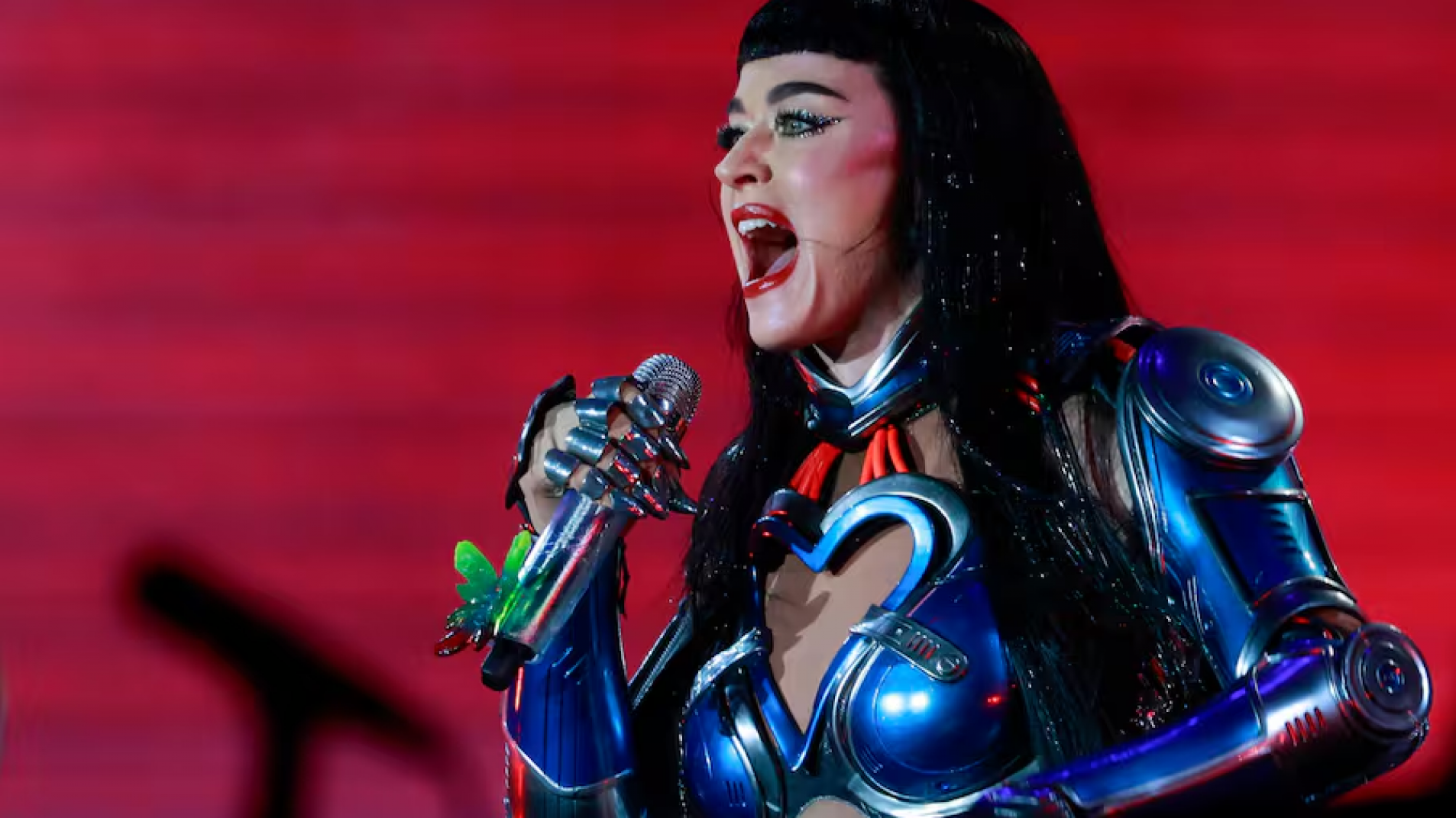 Katy Perry en llamas: impactante video de la cantante durante una grabación