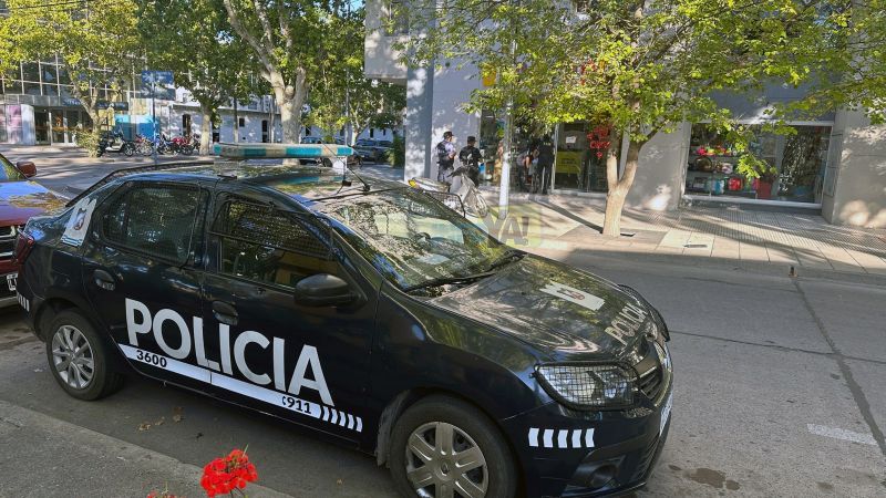 Reventaron las puertas y robaron en tres locales comerciales