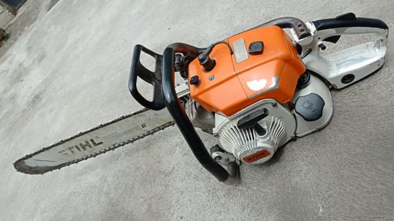 En una casa robaron una motosierra, un juego de baño y herramientas