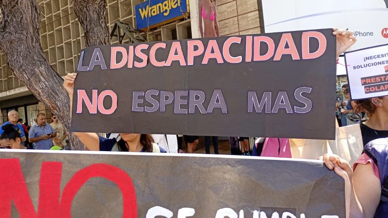 Personas con discapacidad, sus familias y docentes reclamaron en el Km 0
